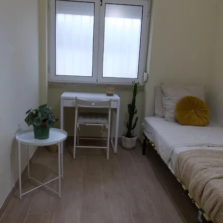 Modern - Ground Floor Готель Лісабон