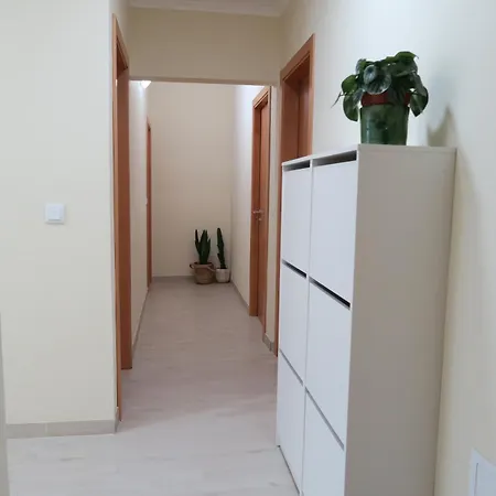 Modern - Ground Floor Готель Лісабон