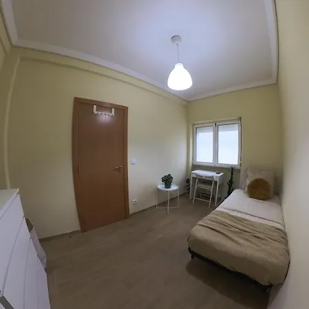 Modern - Ground Floor Готель Лісабон